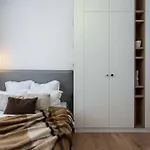 Contemporary 2-br Flats Near Old Town, Quiet & Serene 4*