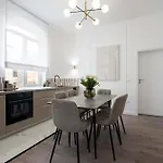 Contemporary 2-br Flats Near Old Town, Quiet & Serene