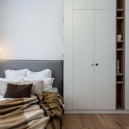 Contemporary 2-br Flats Near Old Town, Quiet & Serene 4*