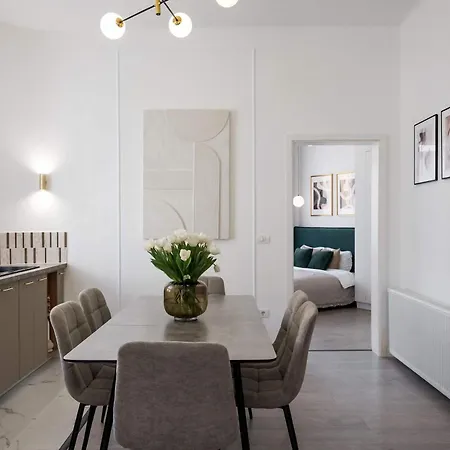 Contemporary 2-br Flats Near Old Town, Quiet & Serene