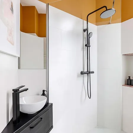 Contemporary 2-br Flats Near Old Town, Quiet & Serene Apartment