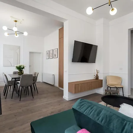 Apartment Contemporary 2-br Flats Near Old Town, Quiet & Serene