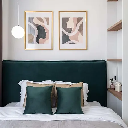 Contemporary 2-br Flats Near Old Town, Quiet & Serene Apartment 4*