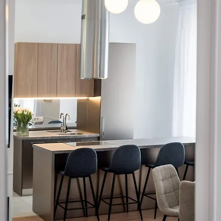 Contemporary 2-br Flats Near Old Town, Quiet & Serene