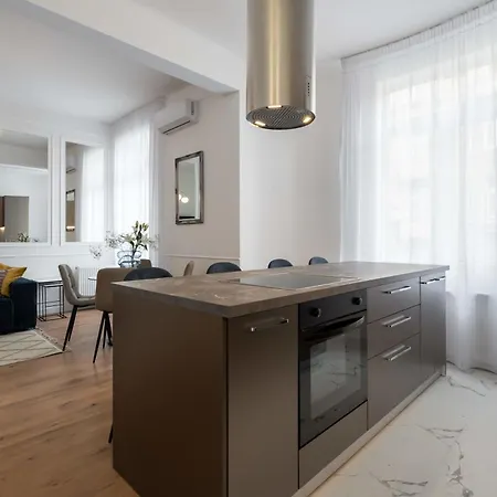 Contemporary 2-br Flats Near Old Town, Quiet & Serene Appartement