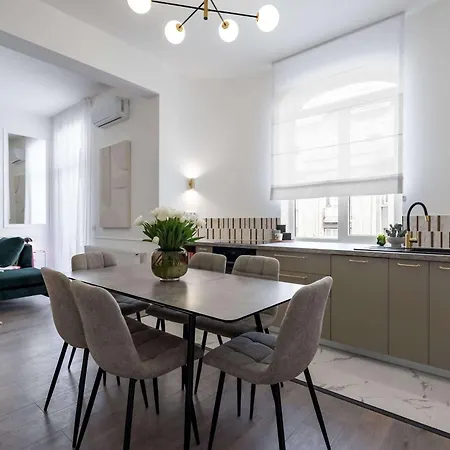 Contemporary 2-br Flats Near Old Town, Quiet & Serene 4*