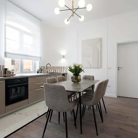 Contemporary 2-br Flats Near Old Town, Quiet & Serene