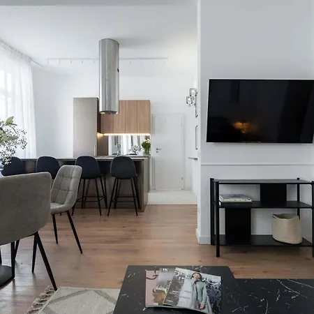 Contemporary 2-br Flats Near Old Town, Quiet & Serene Apartament 4*