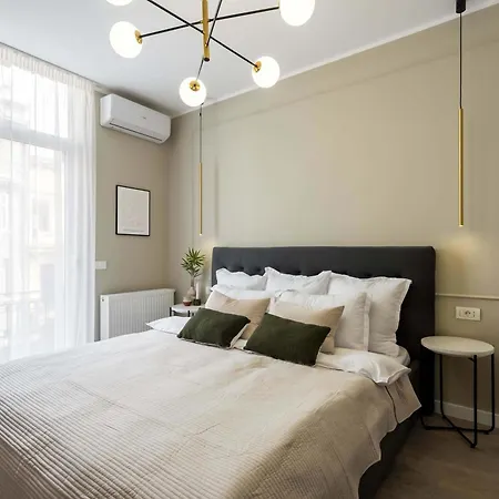 Contemporary 2-br Flats Near Old Town, Quiet & Serene 4* 布加勒斯特