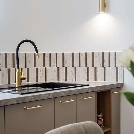 Contemporary 2-br Flats Near Old Town, Quiet & Serene