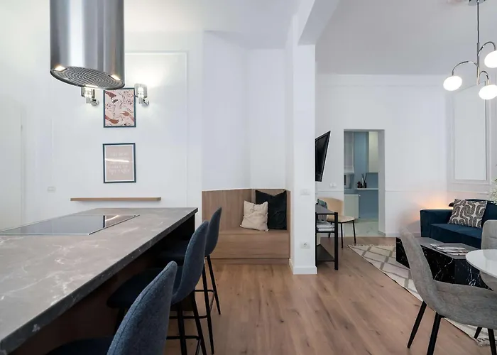 Contemporary 2-br Flats Near Old Town, Quiet & Serene Apartmán