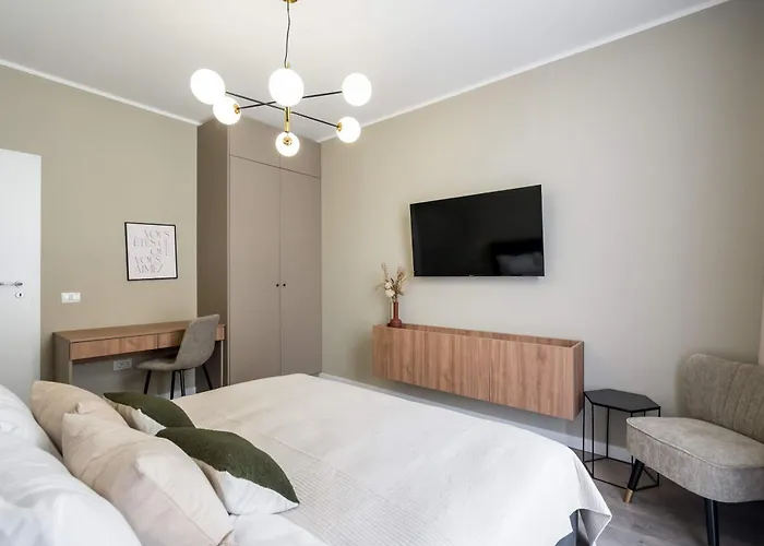 Contemporary 2-br Flats Near Old Town, Quiet & Serene