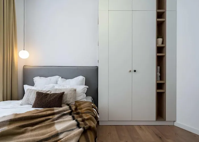 Contemporary 2-br Flats Near Old Town, Quiet & Serene 4*