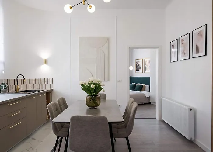 Contemporary 2-br Flats Near Old Town, Quiet & Serene