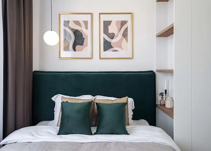 Contemporary 2-br Flats Near Old Town, Quiet & Serene Apartament 4*