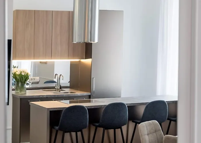 Contemporary 2-br Flats Near Old Town, Quiet & Serene