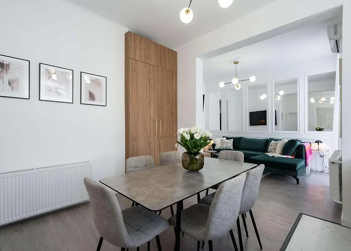 Apartament Contemporary 2-br Flats Near Old Town, Quiet & Serene 4*