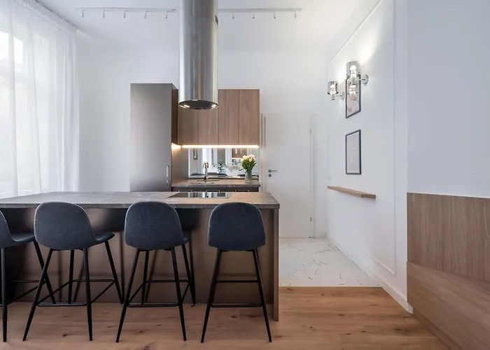 Contemporary 2-br Flats Near Old Town, Quiet & Serene