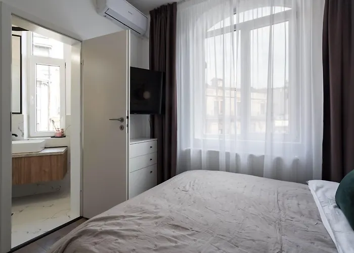 Contemporary 2-br Flats Near Old Town, Quiet & Serene Apartmán 4*