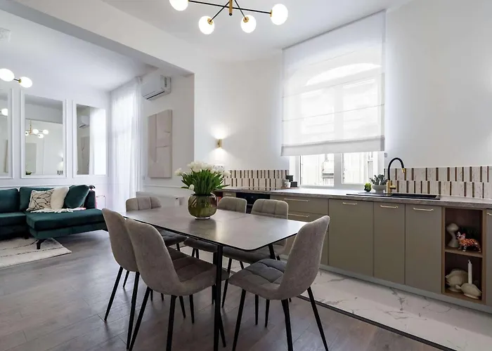 Contemporary 2-br Flats Near Old Town, Quiet & Serene 4*