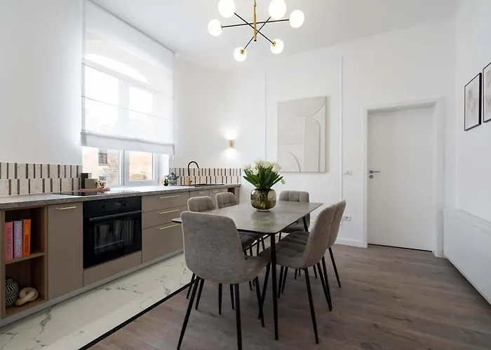 Contemporary 2-br Flats Near Old Town, Quiet & Serene