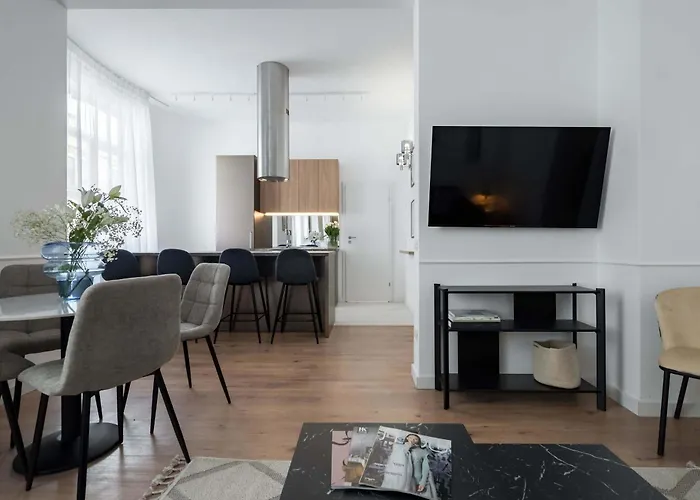 Contemporary 2-br Flats Near Old Town, Quiet & Serene Apartman 4*