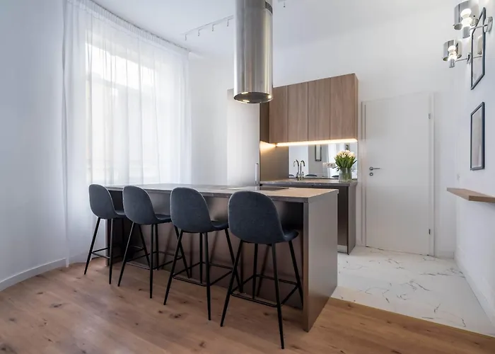 Apartament Contemporary 2-br Flats Near Old Town, Quiet & Serene 4*