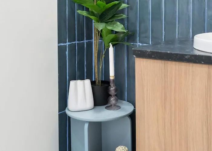 Contemporary 2-br Flats Near Old Town, Quiet & Serene