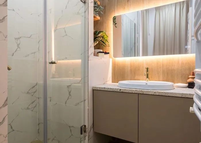 Apartament Contemporary 2-br Flats Near Old Town, Quiet & Serene 4*