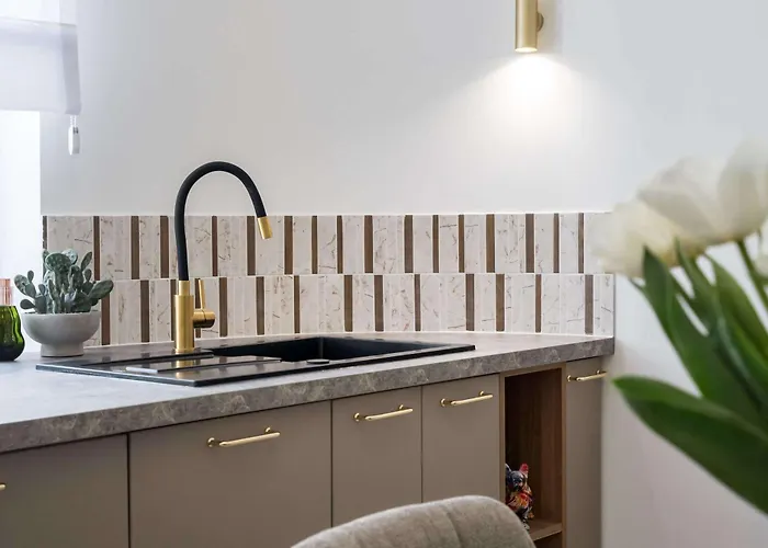 Contemporary 2-br Flats Near Old Town, Quiet & Serene