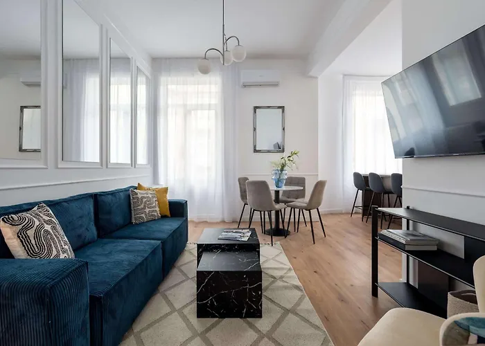 Contemporary 2-br Flats Near Old Town, Quiet & Serene Apartmán