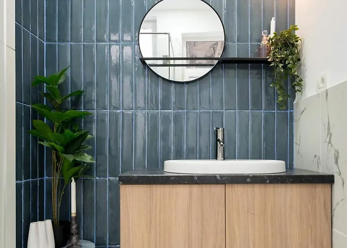 Contemporary 2-br Flats Near Old Town, Quiet & Serene