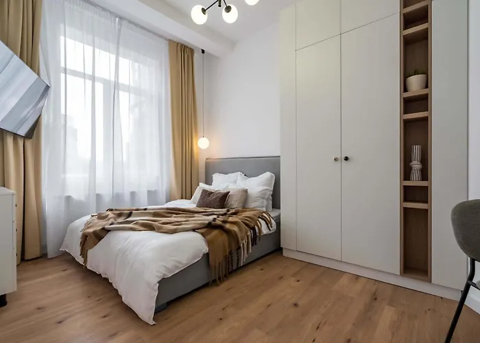 Contemporary 2-br Flats Near Old Town, Quiet & Serene Apartmán 4*