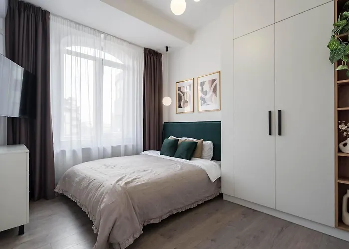 Contemporary 2-br Flats Near Old Town, Quiet & Serene Apartament 4*