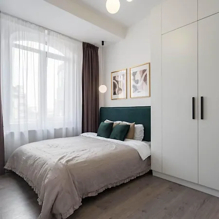 Contemporary 2-br Flats Near Old Town, Quiet & Serene דירה 4*