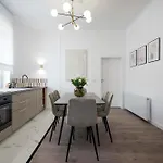 Lägenhet Contemporary 2-br Flats Near Old Town, Quiet & Serene Bukarest